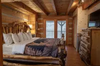 A~Bears Den- Pet Friendly, Hot Tub, 2 King Suites, Minutes to GSMNP!