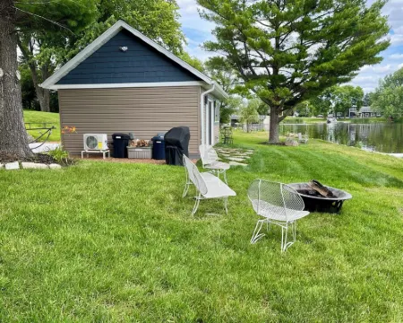 Rock River Retreat Boathouse Bungalow...Relax, Refresh, and Enjoy this Zen Den Hotels in Dodge County
