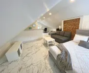Hidden Gem in plain sight! Adorable 3 Bdrm Duplex near Hospitals & Universities.