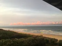 “Spivey’s Korner” Ocean Views, Easy Steps to quiet sandy Beach - secure WiFi Отели в г. Индиан Бич