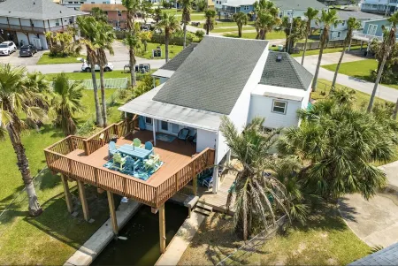 TX Crush Canal Home & POOL, Bar & Patio, Boat Slip and Quick Access to the Bay!