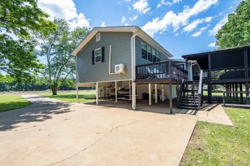 Screened Patio on Pickwick River- Boat & RV Parking, Fishing Pier- Dogs allowed