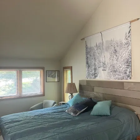 Roomy ski condo next to Mt. Snow, on the mover bus, with hot tub and sauna!
