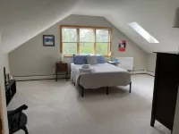 Welcoming retreat close to Cornell, Ithaca College, and Cayuga Lake Hotels in Lansing