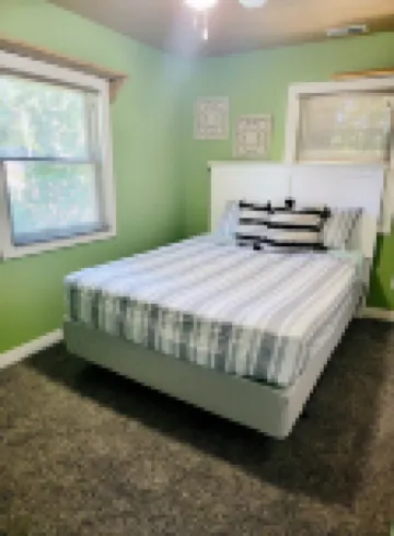 Charming remodeled 4-Bedroom home with fire pit