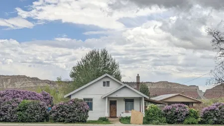 Jasper's Hideout: Historic home between Bryce Canyon and the Grand Staircase.