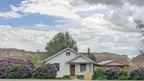 Jasper's Hideout: Historic home between Bryce Canyon and the Grand Staircase. Hotels in Garfield County