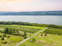 Lakefront Home on Seneca Wine Trail - Hot Tub and Sunset View Near Watkins Glen Hoteles en Hector