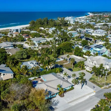 Single Level Home- 1 Minute Walk to the Beach- 5 minute walk to Restaurant/Shops