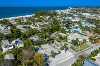 Single Level Home- 1 Minute Walk to the Beach- 5 minute walk to Restaurant/Shops - 2-Star