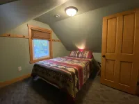 Avalon Guest Lodge 3102 Entire House. 2 Separate Living Rooms. Sleeps 9