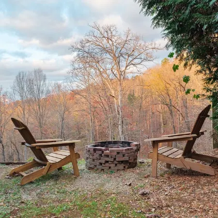NEW Stylish Log Cabin w/Hot Tub, Views, Firepit in the Nantahala Forest!