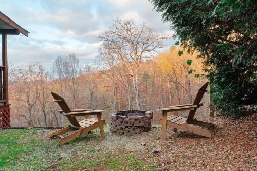 NEW Stylish Log Cabin w/Hot Tub, Views, Firepit in the Nantahala Forest!