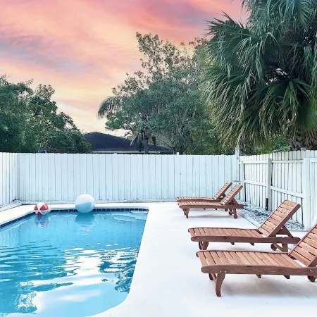 Vero Beach Gem: Pool, Game Room, King Beds, minutes to the beaches...
