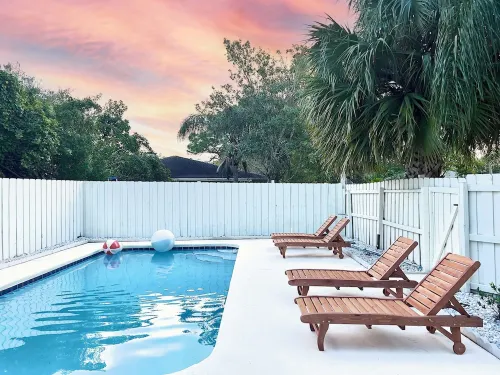 Vero Beach Gem: Pool, Game Room, King Beds, minutes to the beaches...