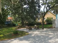 New - Flirty Flamingo Bungalow - close to downtown Hotels in der Nähe von Spanish Moss Trail