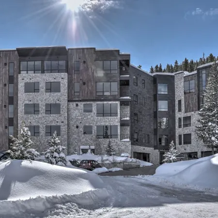 The "Powder Day" of Ski Condos! Ski-in Ski-Out, Great Vibe, Chef's Kitchen + EV!