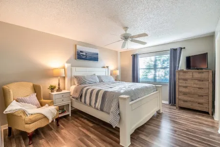 Pet Friendly! Huge Heated Pool Quiet Neighborhood Close to Beach Gr8 4 Families!