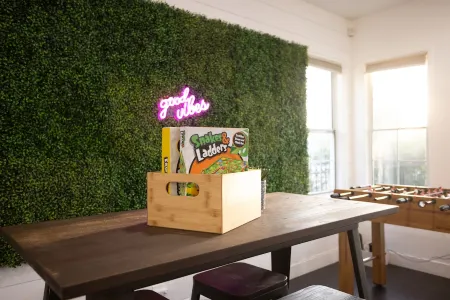 Chic 3BR/2BA Oasis + PacMan & Foosball - Sleeps 8 - Minutes to LAX + Beach +SoFi Отели рядом с достопримечательностью «Oviatt Building»