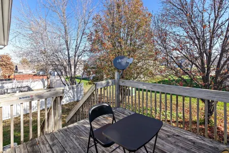 Oak Haven: 3 King Beds + 1 Queen Bed Fast Wi-Fi + FREE Parking - Sleeps 8 People