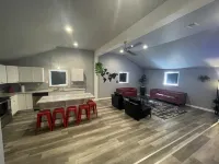 Chic & Modern Stay walking distance to restaurants, bars and shops!