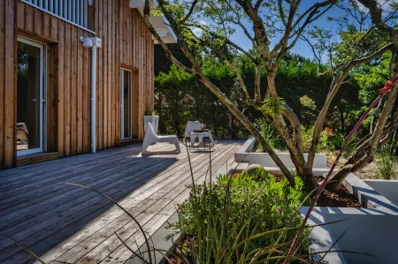 Luxurious villa with pool in the heart of the forest