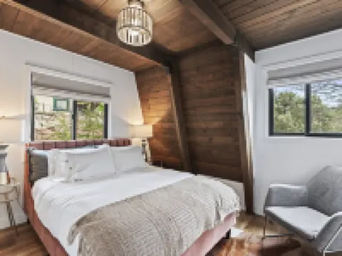 Hilltop 3-bedroom Retreat with Lake Views, AC, EV Charger at Lake Gregory Hotels in Crestline