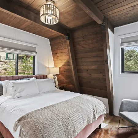 Hilltop 3-bedroom Retreat with Lake Views, AC, EV Charger at Lake Gregory