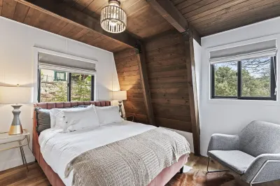 Hilltop 3-bedroom Retreat with Lake Views, AC, EV Charger at Lake Gregory Hotels near Nocturnal Wonderland