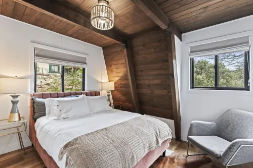 Hilltop 3-bedroom Retreat with Lake Views, AC, EV Charger at Lake Gregory