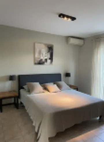 VILLA DE CHARME, GOLFE St TROPEZ, AU CALME, BELLE VUE DEGAGEE, PISCINE CHAUFFEE 普朗－德拉圖爾酒店