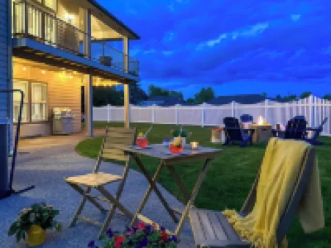 FULLY LOADED - hot tub - pool table - arcade games - 10 min from Downtown WW