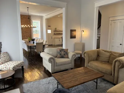 Historic 3 Story Home - Sleeps 20! Отели рядом с достопримечательностью «Юго-Запад Сити Дог Парк»