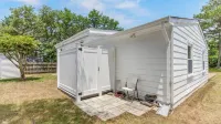 Cozy Beach Cottage - Walking distance to the Beach!! Hotels near Great Neck Plaza Shopping Center