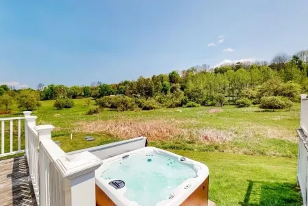 Modern Condo - King Bed- 8 Mins to Downtown Stowe