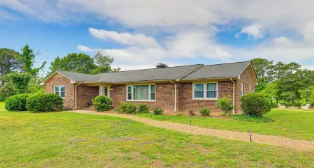 Riverfront Virginia Home - Dock, Fire Pit & Kayaks
