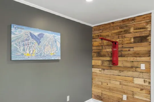 Cozy Private Chalet-Close to Skiing with Hot Tub-Pet Friendly