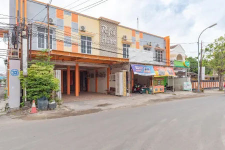 Urbanview Hotel Rifal Home Tegal Отели рядом с достопримечательностью «Tek Hay Kiong Temple»