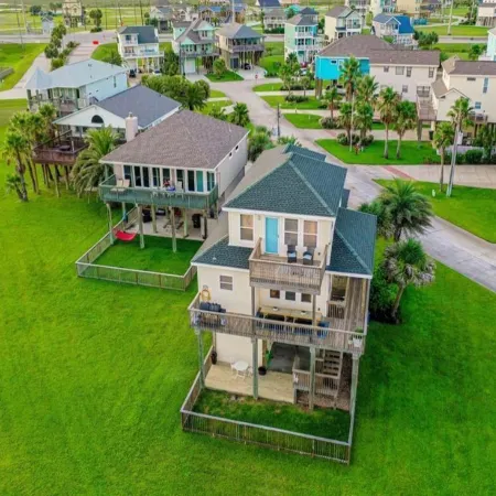 Tranquil Retreat with Gulf Views, 2 Min Walk to Pedestrian-Only Beach