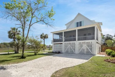 🌊☀️🏖️4 bedrooms 3.5 bath. Gorgeous marsh views. Wrap around porch  🏖️☀️🌊 Hotels near Tybee Island Light Station & Museum