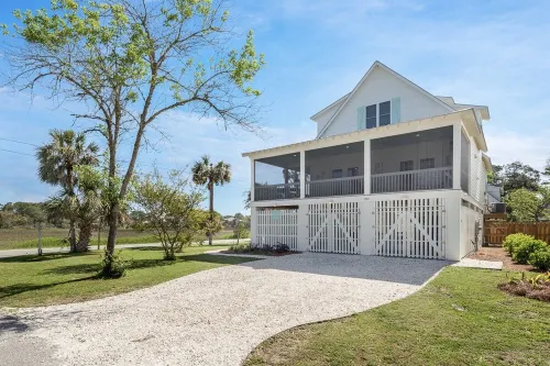 🌊☀️🏖️4 bedrooms 3.5 bath. Gorgeous marsh views. Wrap around porch  🏖️☀️🌊