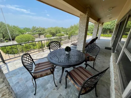 Beautiful remodeled lake view home, Modified new rates for fall. Отели рядом с достопримечательностью «High 5»