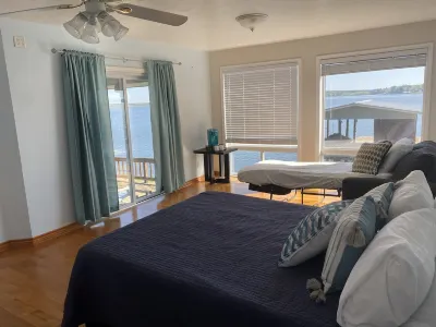 Quiet Lakefront!  Kayak, sup, Lilypad, game room! Pet friendly!