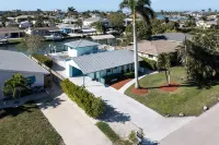 "Reel-Laxation"-Quaint Isles of Capri Home w/ Boat Dock Near Marco Island/Naples Отели рядом с достопримечательностью «Naples / Marco Island KOA Holiday»