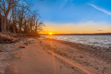 Private Waterfront Paradise w/ Pier - Kayak to Historic Chestertown!