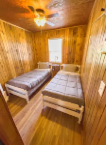 Easton Lake Retreat – Cozy Cottage & Hot Tub