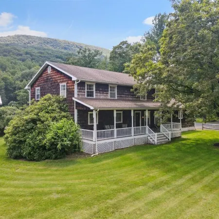 Spacious Colonial with 9 Beds, Streamside Access and Close to All Attractions