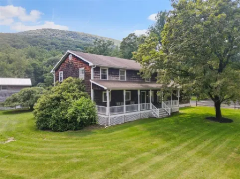 Spacious Colonial with streamside access and minutes from popular attractions