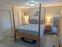 Spacious 2BR house. Pet friendly with fenced yard. Outdoor covered patio. Hotels near Harry Fain's Legion Park