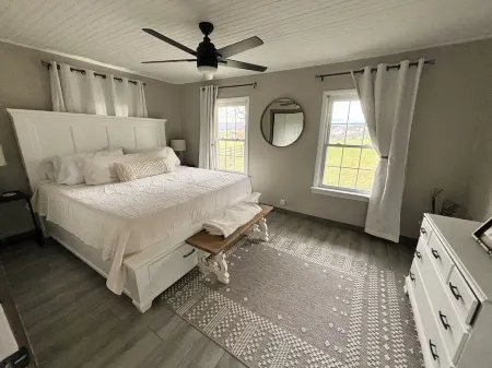 Friendly City Stay! HOT TUB, NEW LISTING!